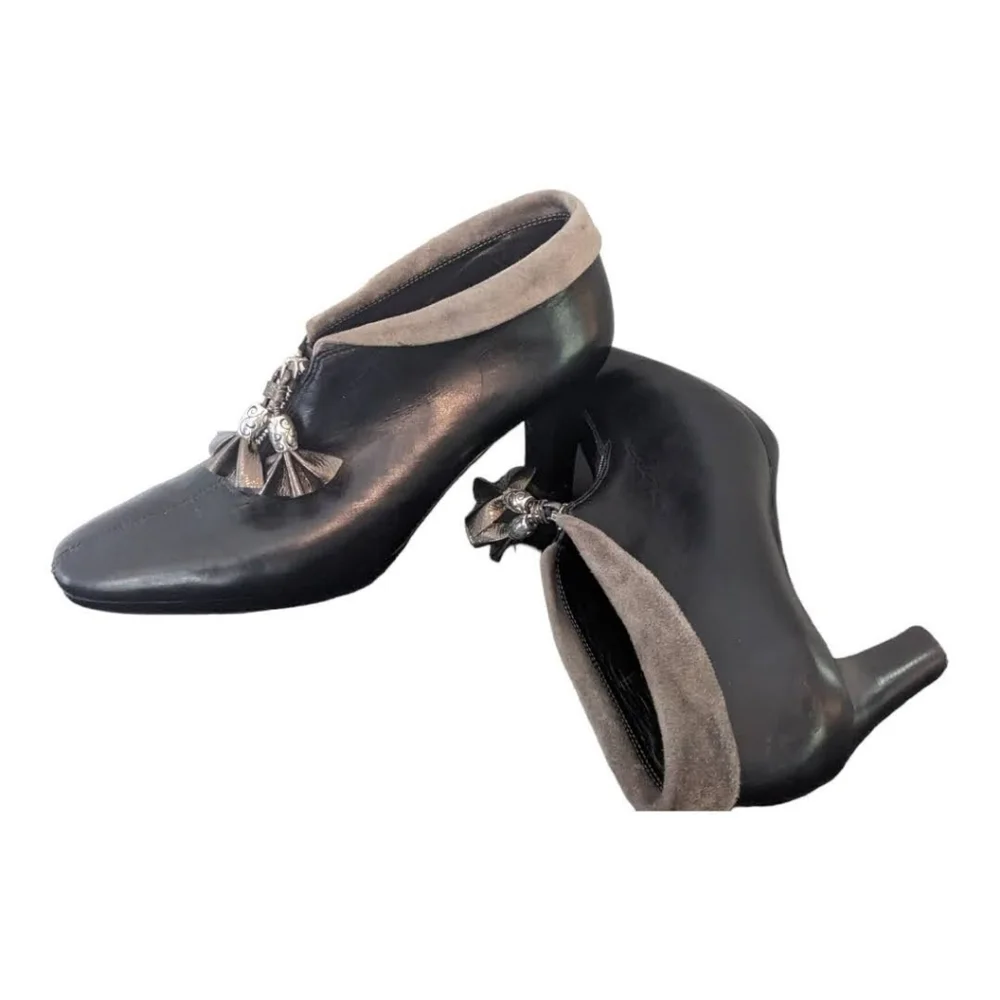 Brighton Black Leather Front Zipper Heeled Bootie 8.5